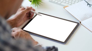 Yaratıcı ofiste dijital tabletle çalışan tasarımcı..