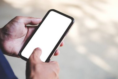 Elinde boş ekran olan akıllı telefonu taklit eden adamın görüntüsünü kapat.