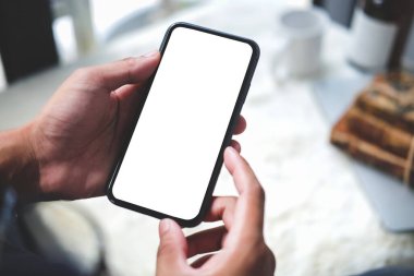 Metin mesajınız veya bilgi içeriğiniz için boş kopya alanı olan akıllı telefonu tutan adamın kırpılmış görüntüsü.