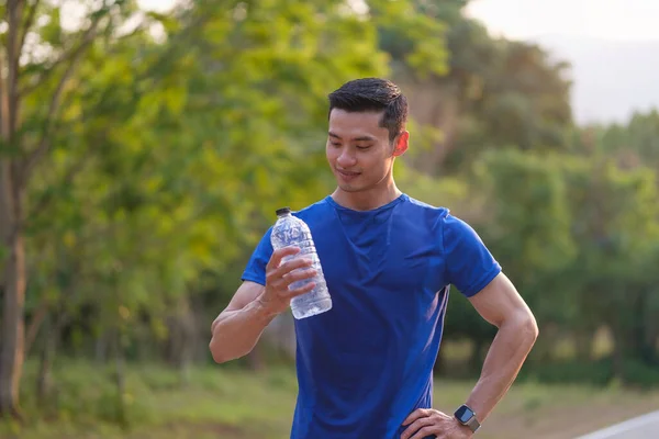 Przystojny Sportowiec Trzymający Butelkę Wody Odpoczywający Treningu Lub Biegający Parku — Zdjęcie stockowe