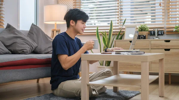 Усміхаючись Азіатський Чоловік Повсякденному Одязі Використовуючи Ноутбук Переглядаючи Інтернет Або — стокове фото
