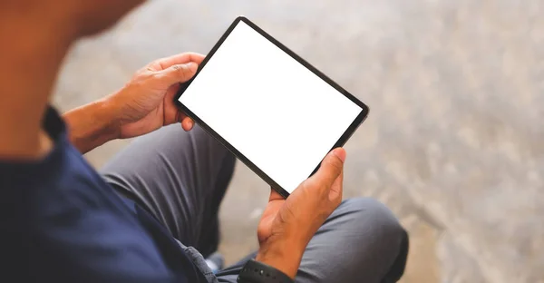 Mann Hält Digitales Tablet Mit Weißem Bildschirm Den Händen — Stockfoto