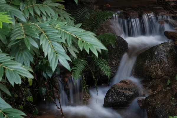 Malowniczy Strumień Kaskadowy Podnóża Wodospadu Naturalne Piękno — Zdjęcie stockowe