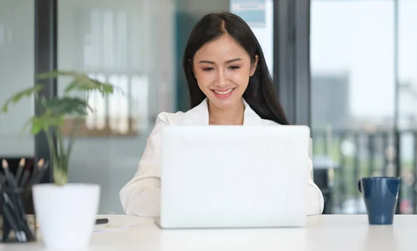 ラップトップコンピュータにビジネスメールを入力して魅力的な女性マーケティングマネージャー — ストック写真