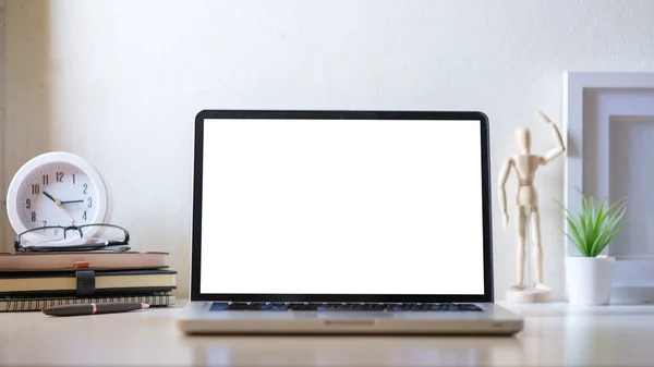 Laptop Kaffeetasse Topfpflanze Und Bilderrahmen Kreativen Arbeitsplatz Leerer Bildschirm Für — Stockfoto