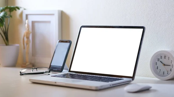 白色桌子上有空白屏幕的笔记本电脑和智能手机 — 图库照片