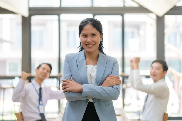 同僚と腕を組んで立って成功したビジネス女性は プロの成果を応援またはお祝い — ストック写真