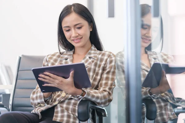 Atraktivní Mladá Podnikatelka Sedí Moderní Kanceláři Pomocí Digitálního Tabletu — Stock fotografie