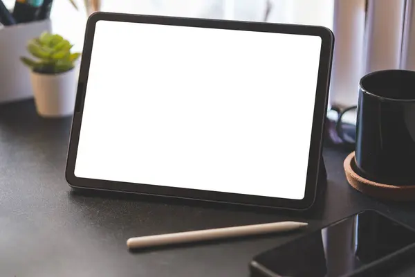 Zbliżenie Tabletki Cyfrowej Białym Ekranem Długopisem Filiżanką Kawy Smartfonem Czarnym — Zdjęcie stockowe