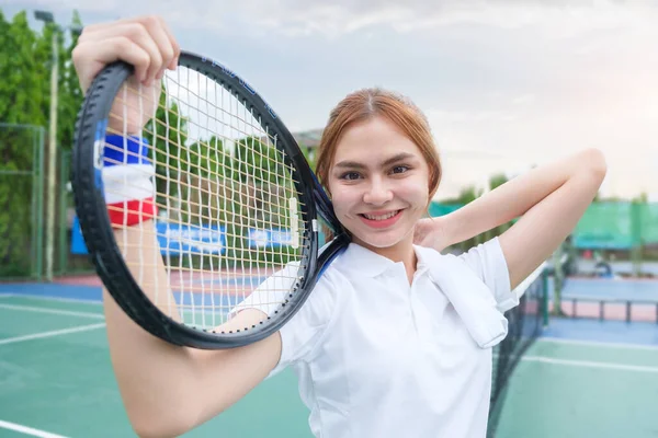 Attraktiv Ung Tennisspelare Sportiga Vita Kläder Med Racket Stående Banan — Stockfoto