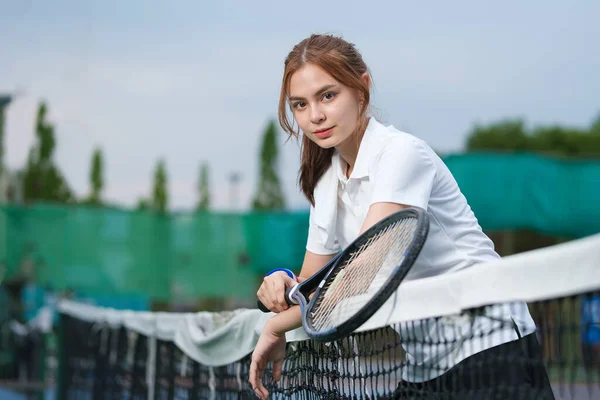 Beslutsam Kvinnlig Tennisspelare Tittar Kameran När Står Nära Nätet Tennisbana — Stockfoto