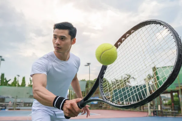 Skott Manliga Tennisspelare Slå Bollen Med Ett Oväsen Mot Blå — Stockfoto