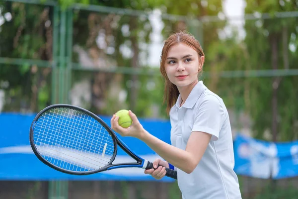 Ung Kvinnlig Tennisspelare Med Racket Och Boll Förbereder Sig För — Stockfoto
