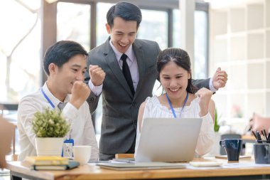 Mutlu iş arkadaşları başarıyı kutluyor, hedeflerine ulaşıyorlar. İş, insanlar, başarı ve kazanma konsepti.