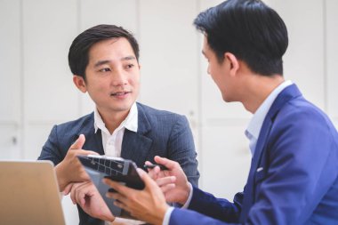 Modern ofiste fikir alışverişinde bulunan iki iş arkadaşı veya yeni iş planı.