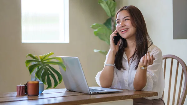 Smiling Female Entrepreneur Sitting Bright Modern Office Talking Mobile Phone — ストック写真