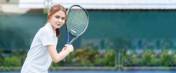 Femme Sportive Concentrée Costume Blanc Jouant Tennis Sur Court Extérieur — Photo