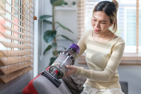Millennial Donna Che Lavori Domestici Utilizzando Aspirapolvere Cordless Rimuovere Polvere — Foto Stock