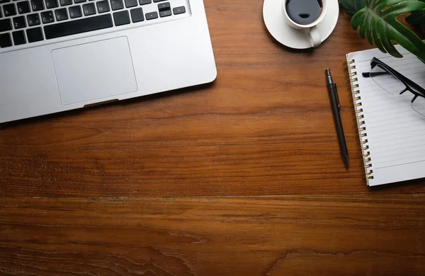 笔记本电脑 咖啡杯 笔记本和眼镜在木制工作台上的全景 复制您的文本空间 — 图库照片