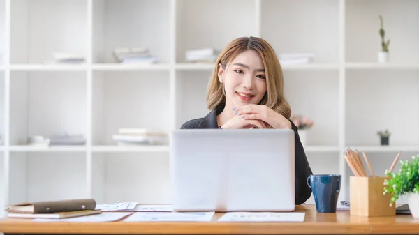 Portrait Businesswoman Sitting Working Desk Laptop Smiling Camera — Stock Photo, Image