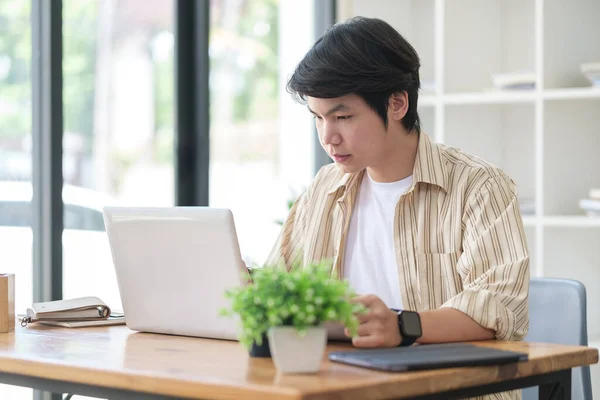 아시아 사업가는 직장에 노트북으로 일하는 평상복을 입었다 — 스톡 사진