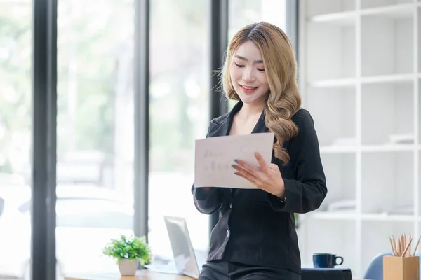 Portrait Gorgeous Businesswoman Standing Desk Office Reading Statistics Report — Stock Photo, Image