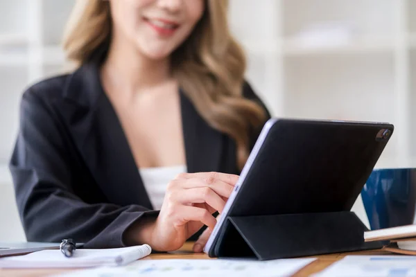 满意的专业女商人在数字平板电脑上检查财务数据 — 图库照片