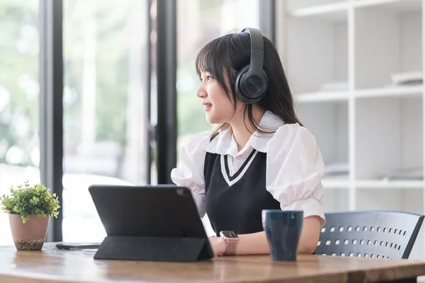 Nachdenkliche Junge Asiatin Hört Musik Über Drahtlose Kopfhörer Und Schaut — Stockfoto
