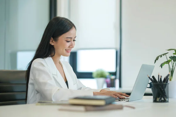 Focused Businesswoman Using Laptop Computer Bright Modern Office — Stok fotoğraf