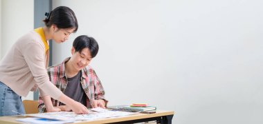 Modern ofiste oturup proje stratejisini tartışan iki genç iş adamı..