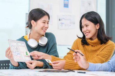 Web sitesi tasarım ekibi modern ofis kablo çerçevesinde uygulama geliştirme taslağı çizim şablonu çizimi yapmayı planlıyor.