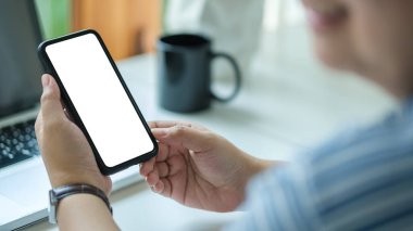 Görüntüyü kapat kadın elinde boş ekran ile cep telefonunu taklit ediyor..