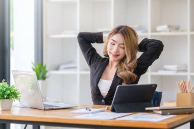 Ellerinizi başınızın arkasında sakince tutun rahat bir ofis koltuğunda rahatlayın, işinizden memnun hissedin..