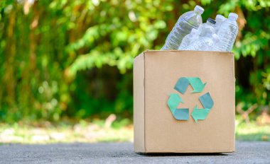 Kullanılmış plastik şişelerle dolu geri dönüşüm kutusu. Çevre dostu, sıfır atık, tasarruf konsepti.