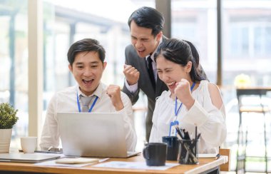 Başarılı projeyi ya da görevdeki başarıyı kutlayan iş ekibi. Takım çalışması, işbirliği konsepti.