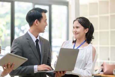 İşadamları ofis odasında projelerinde birlikte çalışıyorlar..