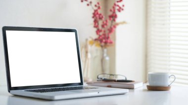 Çalışma masası ve dizüstü bilgisayar. Boşluğu kopyala ve boş ekran.