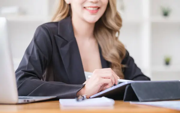 Gülümseyen Kadın Yönetici Ofis Masasında Oturuyor Dijital Tablet Kullanıyor Finans — Stok fotoğraf