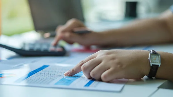 Vea Cerca Contadora Femenina Usando Una Calculadora Analizando Gráfico Finanzas — Foto de Stock