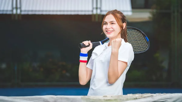 Ung Kvinnlig Tennisspelare Firar Efter Att Vunnit Träningsspel Banan Mänskliga — Stockfoto