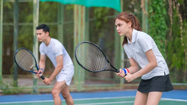 Två Fokuserade Tennisspelare Aktiva Kläder Håller Racket Och Syftar Till — Stockfoto