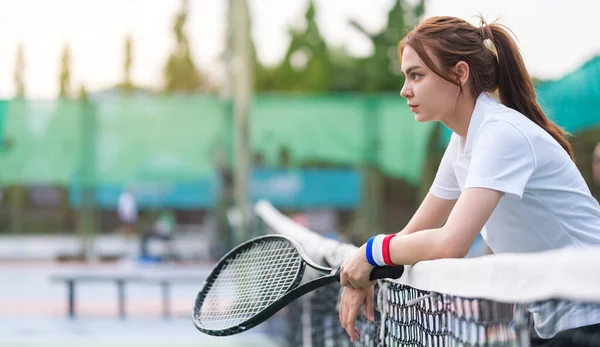 Мотивована Жінка Тенісистка Білому Костюмі Спирається Мережу Дивиться Сторону Спорт — стокове фото
