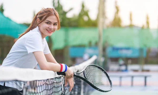 Красивая Юная Теннисистка Ракеткой Стоящей Над Сеткой Корте Улыбающейся Камеру — стоковое фото