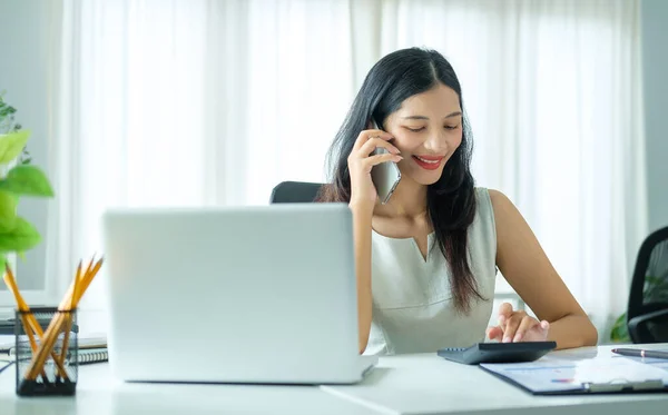 Successful Female Entrepreneur Talking Mobile Phone While Siting Bright Office — Φωτογραφία Αρχείου