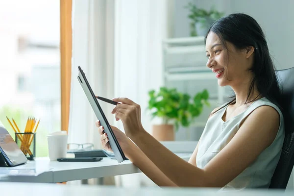 職場でノートパソコンの前に座って財務報告書を読む深刻なビジネス女性 — ストック写真