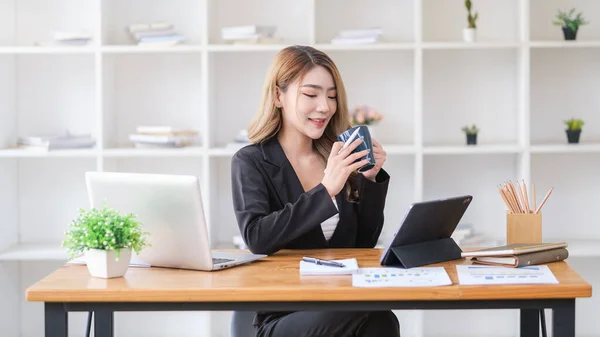 Young Female Entrepreneur Sitting Comfortable Workplace Enjoying Her Morning Coffee — 图库照片