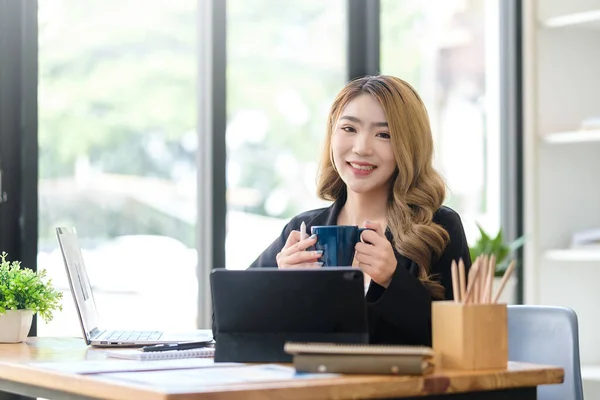 Millennial Businesswoman Sitting Her Workplace Financial Document Smiling Camera — 스톡 사진
