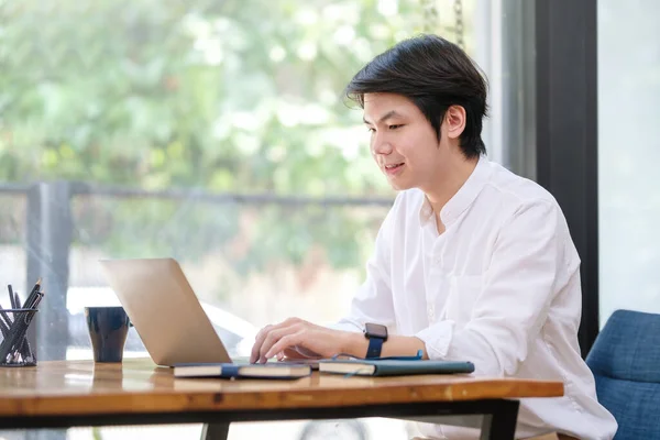 Young Man Freelancer Working Computer Laptop Home — Stock Photo, Image