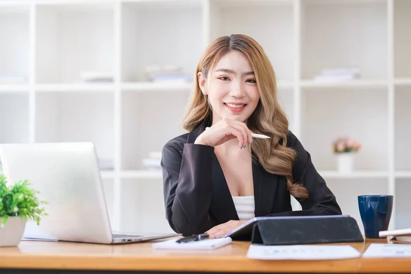 Attractive Female Business Leader Working Modern Workplace Looking Confidently Camera — 스톡 사진