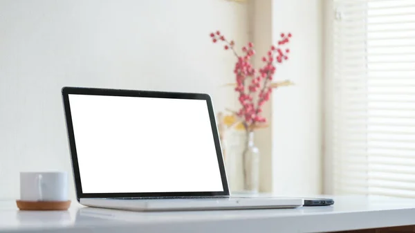 Laptop Kaffeetasse Und Topfpflanze Auf Weißem Tisch Leerer Bildschirm Für — Stockfoto